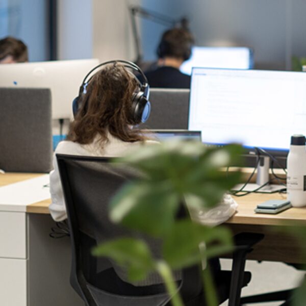 Productionising Modern AI/ML Solutions with Kubeflow: A Platform-Level Approach